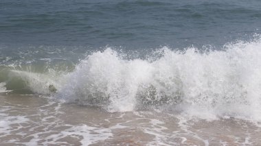 Güzel sahil, deniz dalgaları ve su damlacıkları