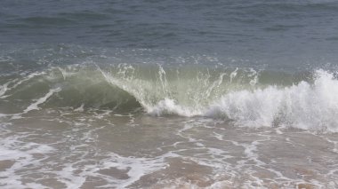 Güzel sahil ve deniz dalgaları