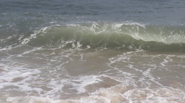 Güzel sahil ve deniz dalgaları