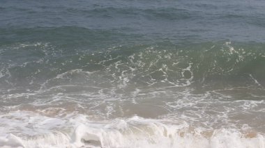 Güzel sahil ve deniz dalgaları