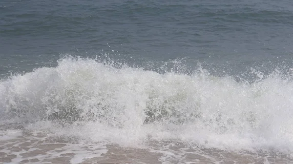 Güzel sahil, deniz dalgaları ve su damlacıkları