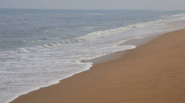 Güzel sahil ve deniz dalgaları