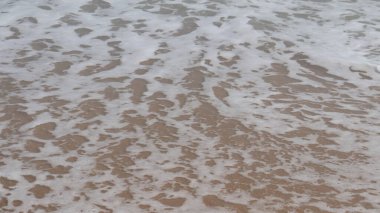 Güzel sahil ve deniz dalgaları