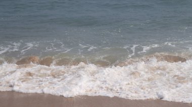 Güzel sahil ve deniz dalgaları