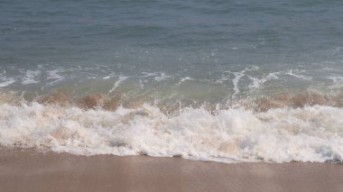 Güzel sahil ve deniz dalgaları