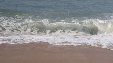 Güzel sahil ve deniz dalgaları