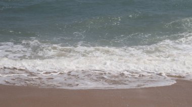 Güzel sahil ve deniz dalgaları