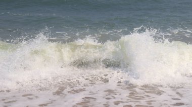 Güzel sahil, deniz dalgaları ve su damlacıkları