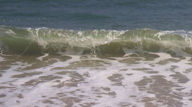 Güzel sahil ve deniz dalgaları