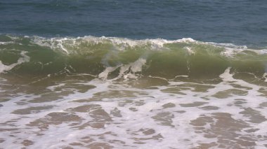 Güzel sahil ve deniz dalgaları