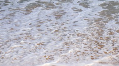 Güzel sahil ve deniz dalgaları