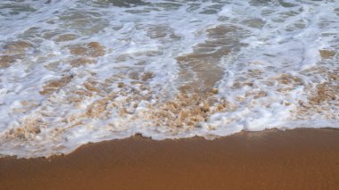 Güzel sahil ve deniz dalgaları