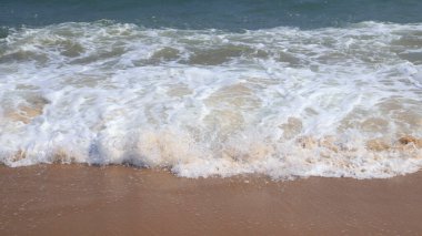 Güzel sahil ve deniz dalgaları ve deniz beyaz köpüğü
