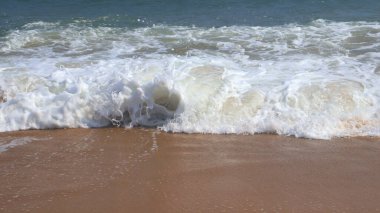 Güzel sahil ve deniz dalgaları ve deniz beyaz köpüğü