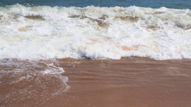 Güzel sahil ve deniz dalgaları ve deniz beyaz köpüğü