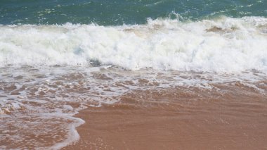 Güzel sahil ve deniz dalgaları ve deniz beyaz köpüğü