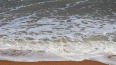 Güzel sahil ve deniz dalgaları