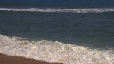 Güzel sahil ve deniz dalgaları