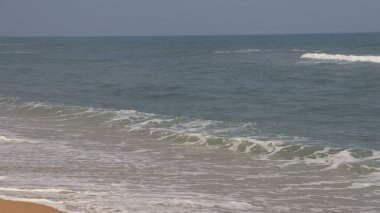 Güzel sahil ve deniz dalgaları