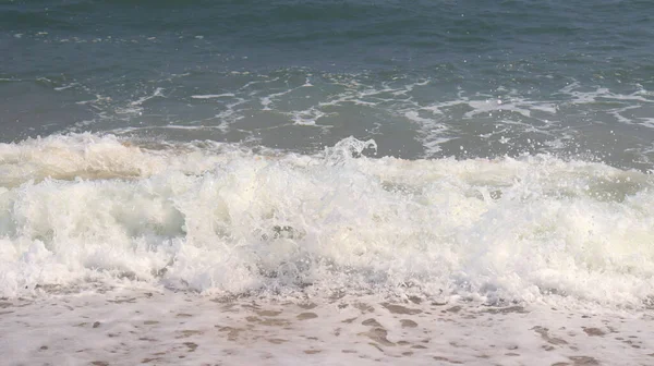 Güzel sahil, deniz dalgaları ve su damlacıkları