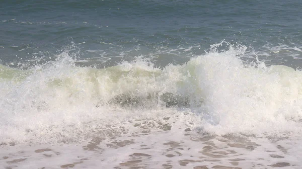 Güzel sahil, deniz dalgaları ve su damlacıkları