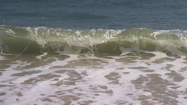 Güzel sahil ve deniz dalgaları