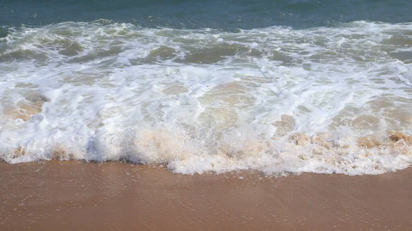 Όμορφη Παραλία Και Κύματα Της Θάλασσας Και Θαλασσινό Λευκό Αφρό — Φωτογραφία Αρχείου