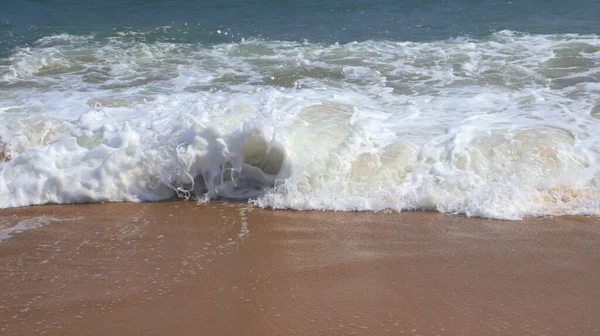 Güzel sahil ve deniz dalgaları ve deniz beyaz köpüğü