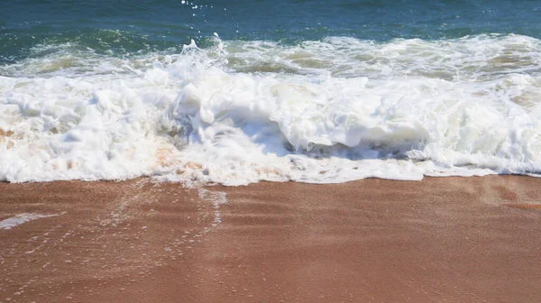 Güzel sahil ve deniz dalgaları ve deniz beyaz köpüğü