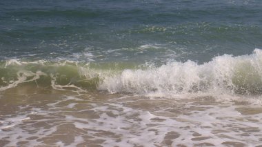 Güzel sahil ve deniz dalgaları