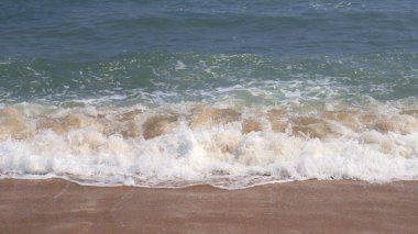 Güzel sahil ve deniz dalgaları