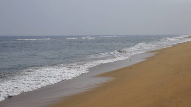 Güzel sahil ve deniz dalgaları