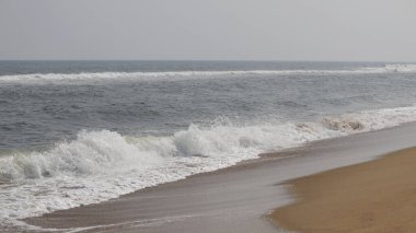 Güzel sahil ve deniz dalgaları