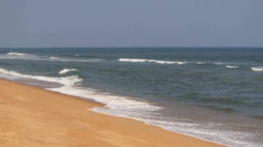 Güzel sahil ve deniz dalgaları