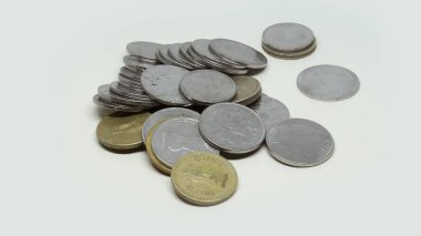 Bir yığın Hint Rupisi. Beyaz bir arkaplanda