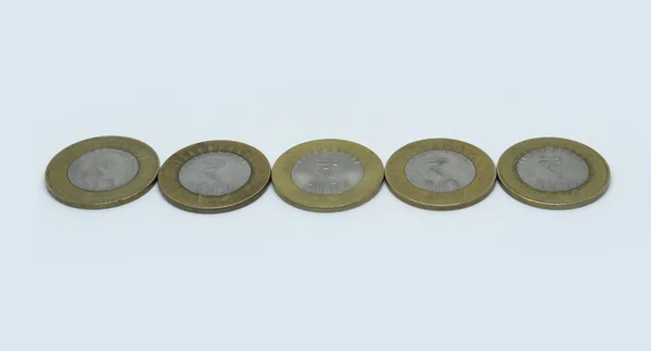 Ινδικά Νομίσματα Ρουπίας Πέντε Νομίσματα Των Δέκα Ρουπιών Λευκό Φόντο — Φωτογραφία Αρχείου