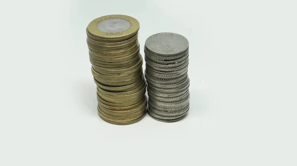 一堆堆印度卢比硬币十个卢比和五个卢比硬币 背景是白色的 — 图库照片