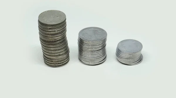 一堆堆印度卢比硬币五个卢比 两个卢比和一个卢比硬币 背景是白色的 — 图库照片