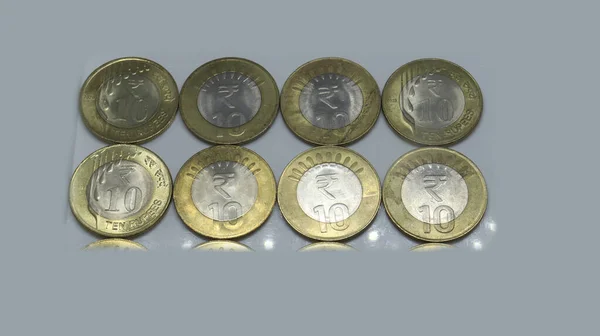 インドルピー硬貨 10個のルピー硬貨が山に積まれている 白地に — ストック写真