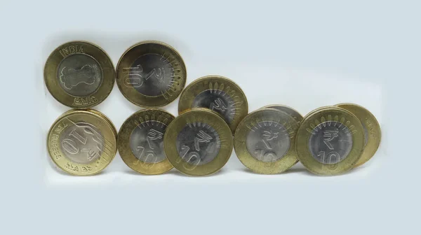 Ένα Σωρό Ινδικά Ρουπικά Νομίσματα Δέκα Ρουπίες Στοίβες Λευκό Φόντο — Φωτογραφία Αρχείου