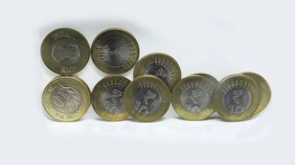 Ένα Σωρό Ινδικά Ρουπικά Νομίσματα Δέκα Ρουπίες Στοίβες Λευκό Φόντο — Φωτογραφία Αρχείου
