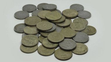 Hint Bozuklukları. Beş rupilik bozuk para yığını. Beyaz bir arkaplanda