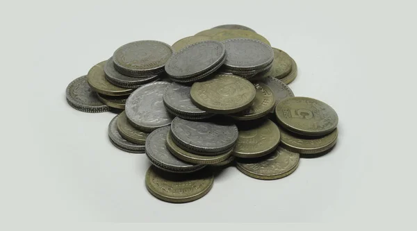 Ινδικά Νομίσματα Ρουπίας Κουπί Κέρματα Των Πέντε Ρουπίων Λευκό Φόντο — Φωτογραφία Αρχείου