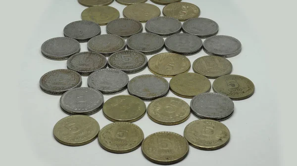 Monedas Rupia India Montón Monedas Cinco Rupias Sobre Fondo Blanco — Foto de Stock