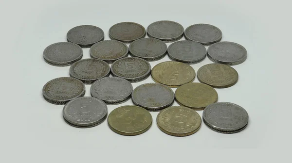 Indian Rupee Coins Hromada Pěti Rupiových Mincí Bílém Pozadí — Stock fotografie