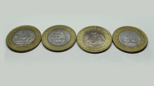 印度4种不同类型的10卢比的白色背景硬币 — 图库照片