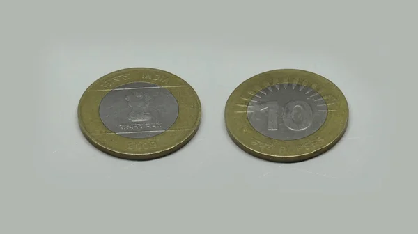 带有白色背景的印第安旧10卢比硬币 — 图库照片