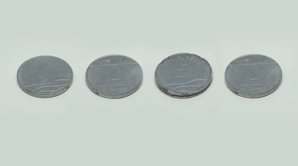 Rupia Indiana Valuta Argento Quattro Monete Cinque Rupie Sfondo Bianco — Foto Stock