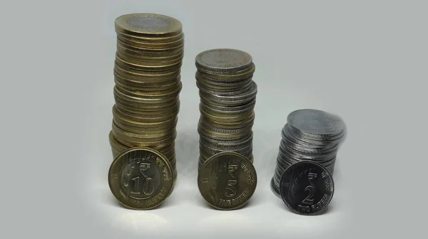 印度卢比硬币 １０个卢比硬币和５个卢比硬币和２个卢比银币垂直堆叠 背景是白色的 — 图库照片