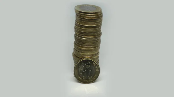 Monete Rupia Indiana Dieci Rupie Monete Impilate Verticalmente Sfondo Bianco — Foto Stock